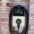 Borne de recharge Autel installée sur un mur de brique