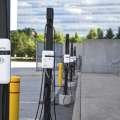 Bornes de recharge SWTCH sur piédestal devant un immeuble de bureaux